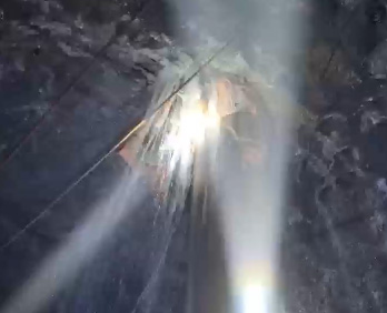 360米小孔打通,下完套管水非常大